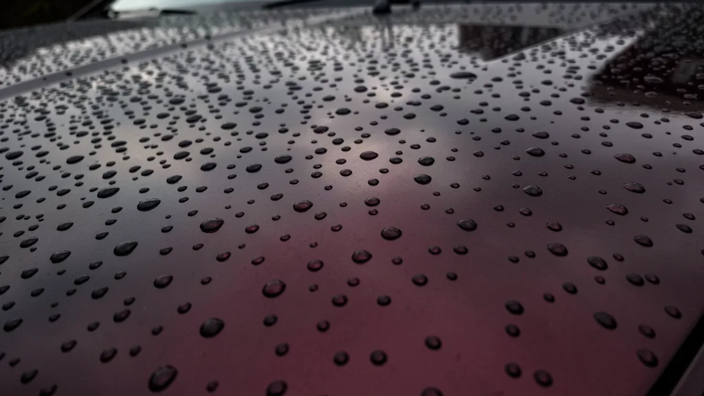Motorhaube mit zahlreichen Hagelschäden